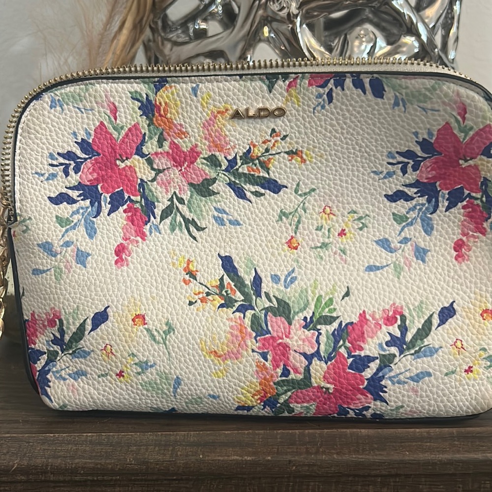 Beautiful Floral Aldo bag , like new ! Great for summer !